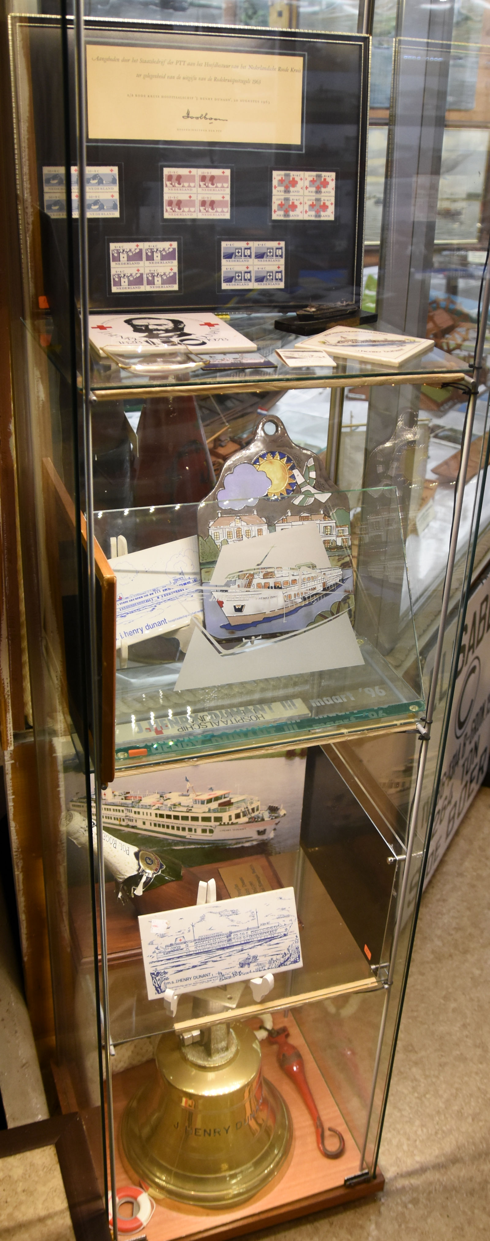 VITRINE RODE KRUIS SCHIP J. HENRY DUNANT